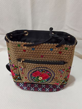 Mochila bordada flores.