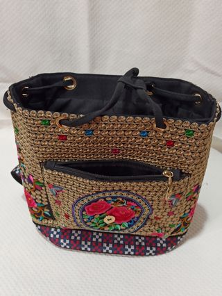 Mochila bordada flores.