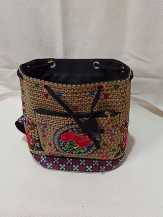 Mochila bordada flores. 
