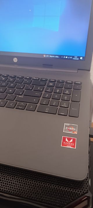 Portátil HP Ryzen 5 con Gráficos Integrados
