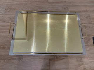 Bandeja de salón dorada y plateada