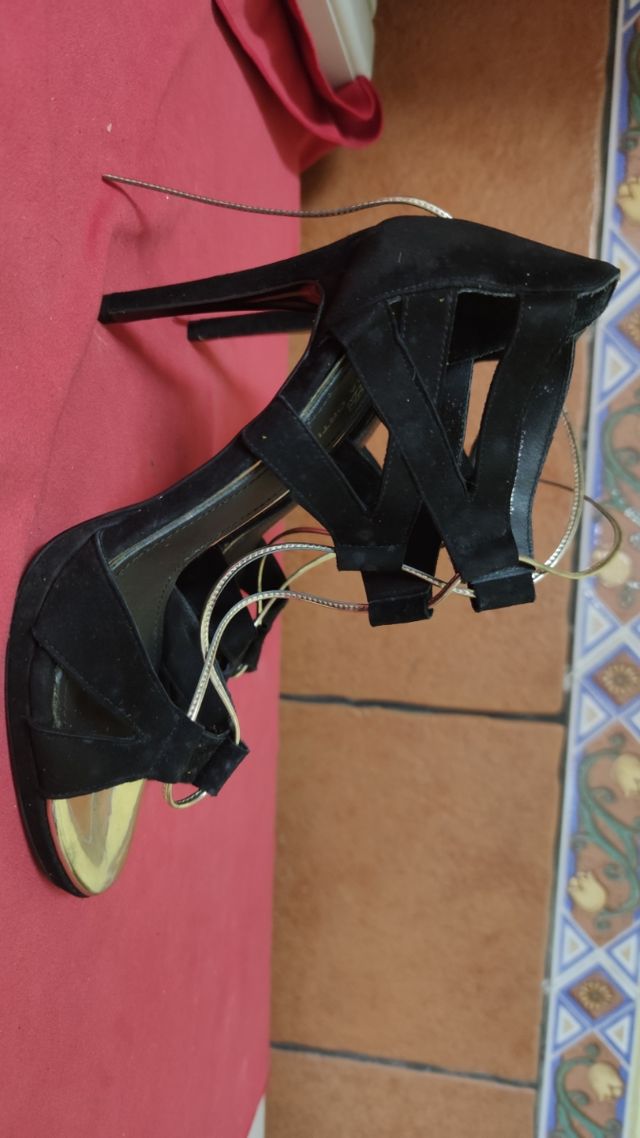 Sandalias Gloria Ortiz Talla 41 Negras y Doradas