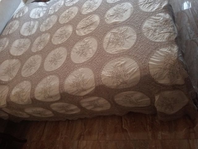 Colcha antigua lino bordada toda a mano