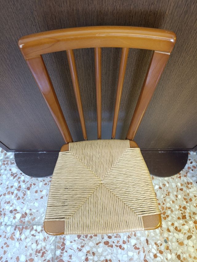 2 Sillas de madera con asiento de ratán