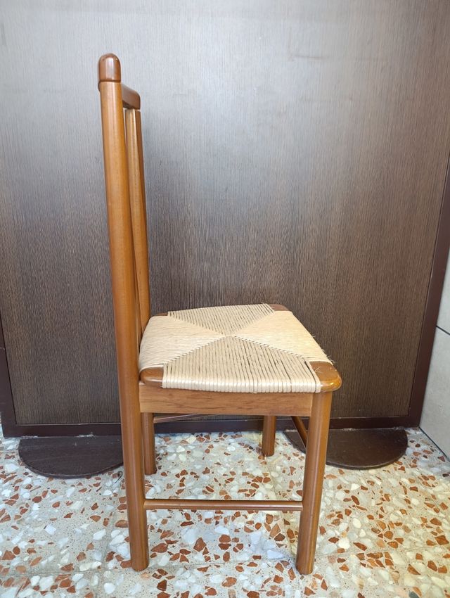 2 Sillas de madera con asiento de ratán