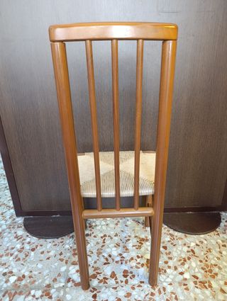 2 Sillas de madera con asiento de ratán