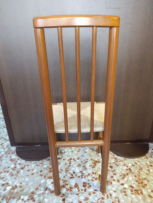 2 Sillas de madera con asiento de ratán