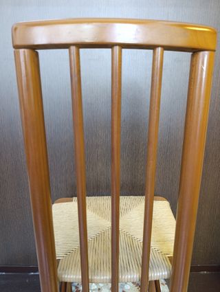 2 Sillas de madera con asiento de ratán