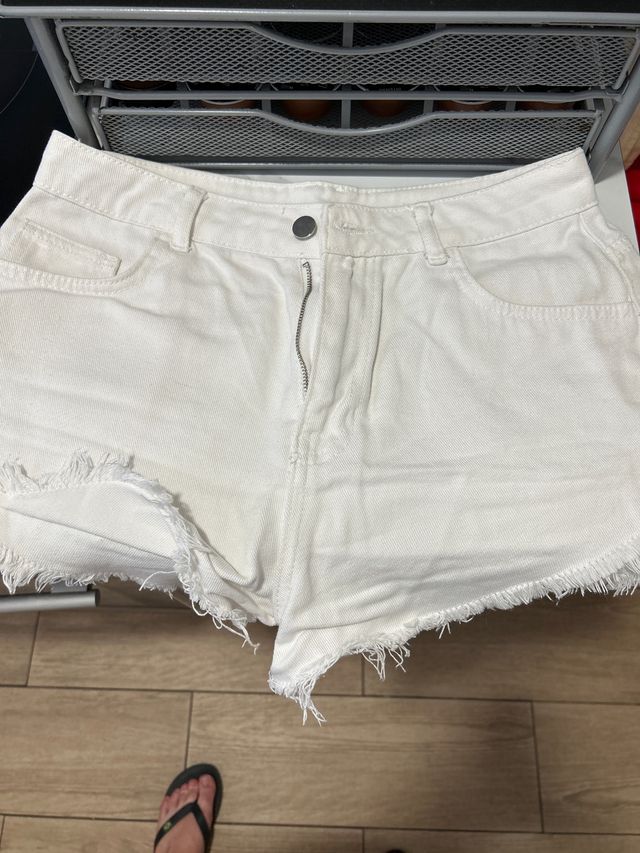 Pantalón corto blanco con rotos