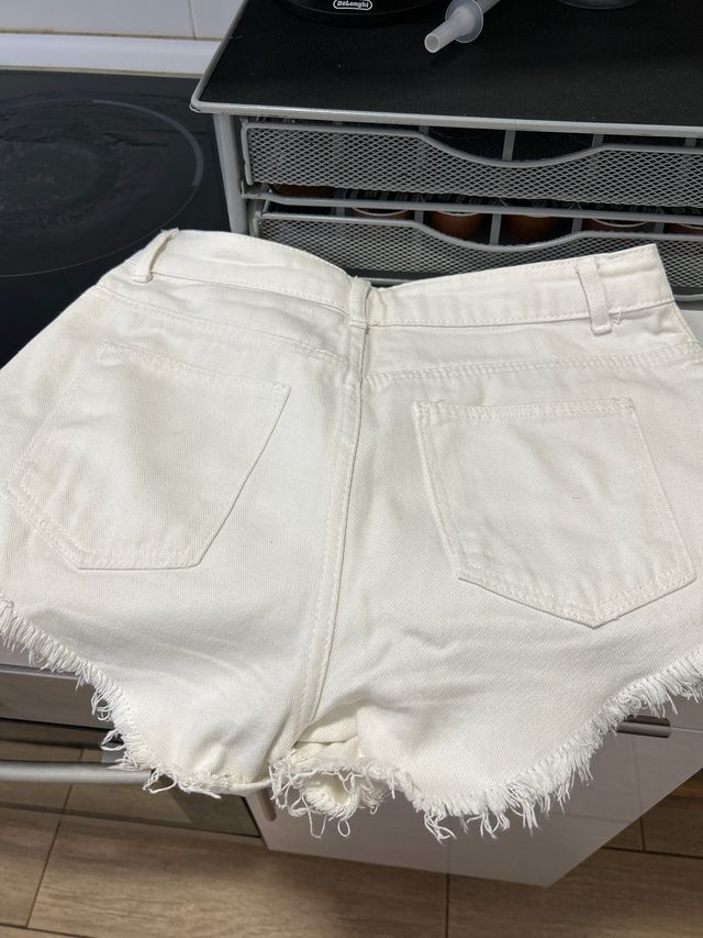 Pantalón corto blanco con rotos
