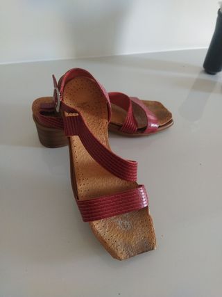 Sandalias rojas piel tacón medio talla 38