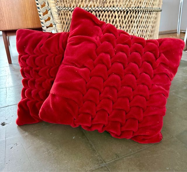 Coppia di cuscini vintage in velluto rosso