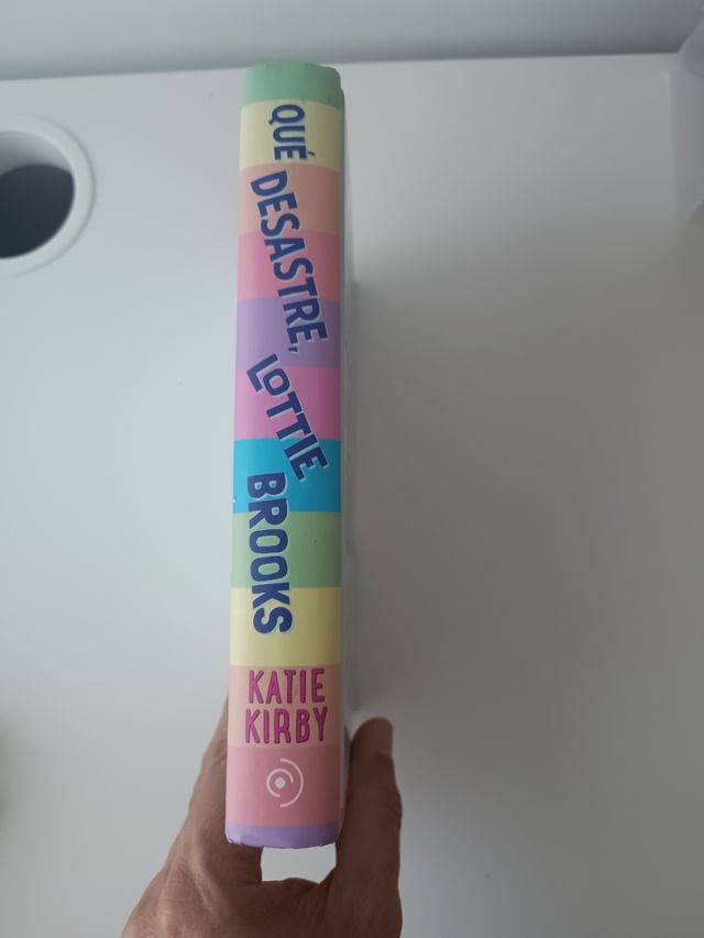 Qué desastre, Lottie Brooks