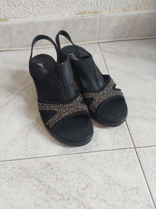 Sandalias negras con pedrería