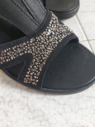 Sandalias negras con pedrería