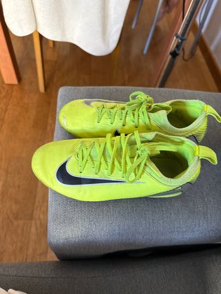 Botas de fútbol Nike amarillas talla 32