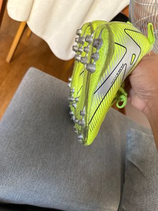 Botas de fútbol Nike amarillas talla 32