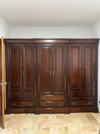 Armario clásico de madera