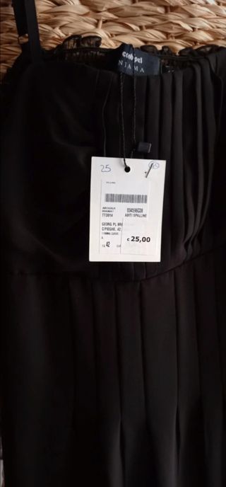 Abito nero con pieghe