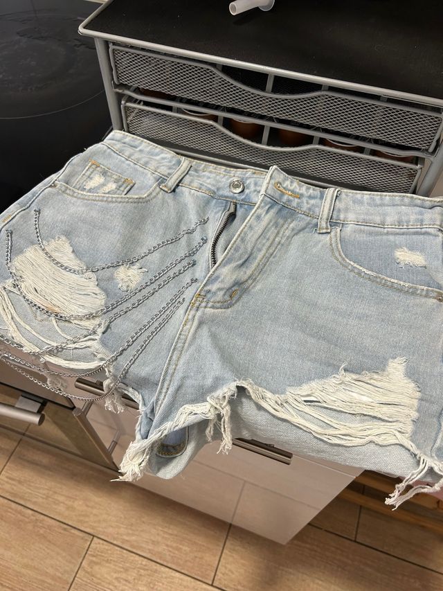 Bermuda Jeans Desgastados con Cadena