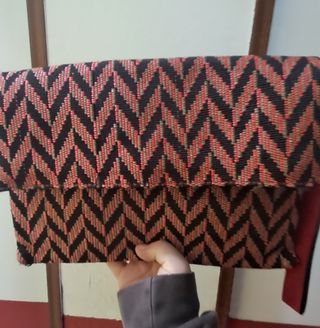 Cartera de mano con diseño zigzag