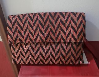Cartera de mano con diseño zigzag