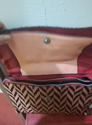 Cartera de mano con diseño zigzag