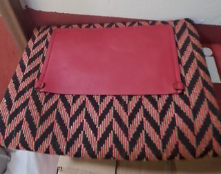Cartera de mano con diseño zigzag