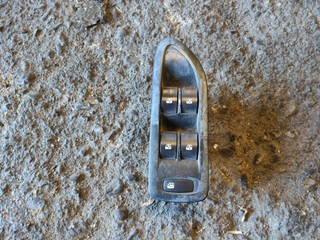 Mando elevalunas delantero izquierdo 8200397