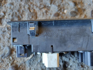 Mando elevalunas delantero izquierdo 8200397