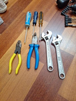 Juego de Herramientas: Llaves y Destornilladores