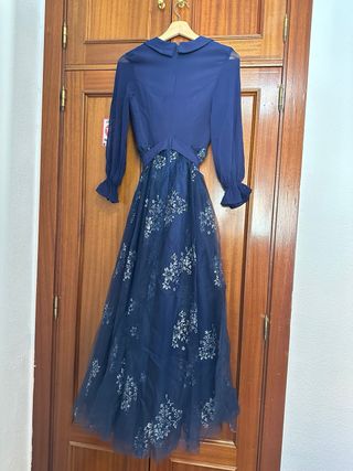 Vestido largo azul con flores plateadas