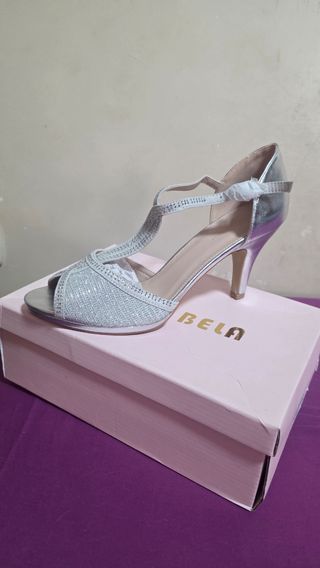 Tacones plateados nuevos