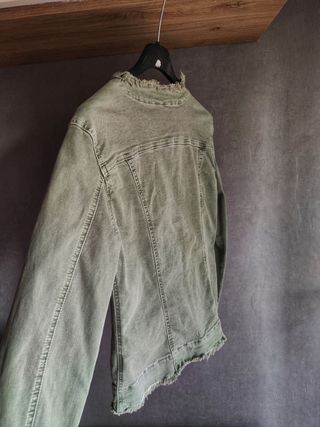 Chaqueta denim con perlas y pedrería