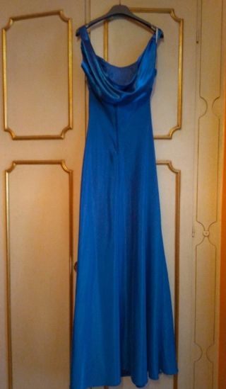 Abito lungo blu con decorazioni