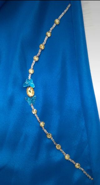 Abito lungo blu con decorazioni