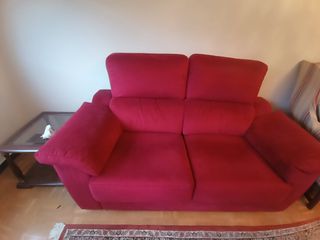 Sofá de tela rojo