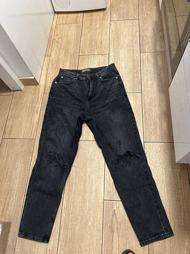 Pantalón vaquero negro desgastado