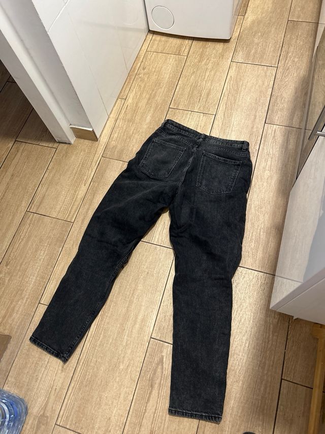 Pantalón vaquero negro desgastado