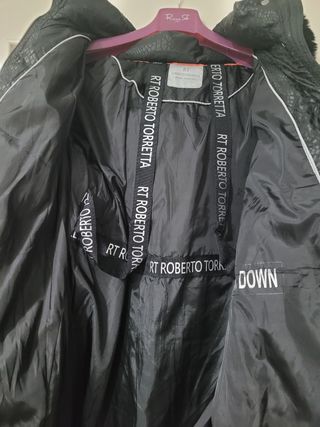 Parka Roberto Torreta Negra efecto piel serpiente