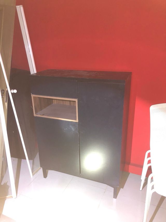 Mueble de salón negro y marrón