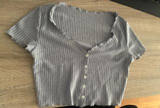 Top gris de canalé con botones