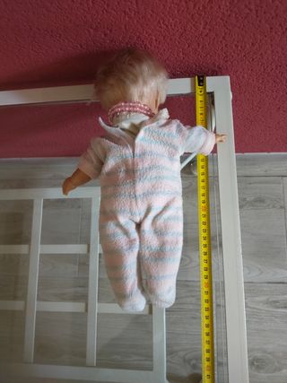 Muñeco bebé con pijama de rayas