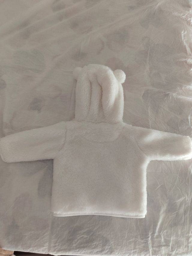 Ropa de bebé blanca con capucha