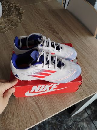 Scarpe da calcio da bambino Adidas taglia 32 di seconda mano per 15 EUR su  Terrassa su WALLAPOP