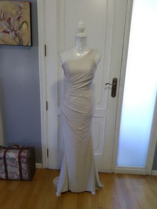 Vestido de fiesta beige elegante