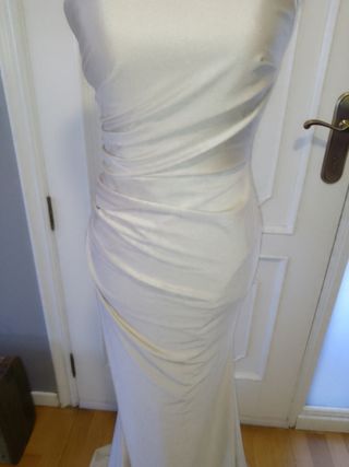 Vestido de fiesta beige elegante