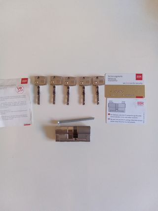 Cilindro seguridad DOM 30x40mm.
Cerradura puerta 

