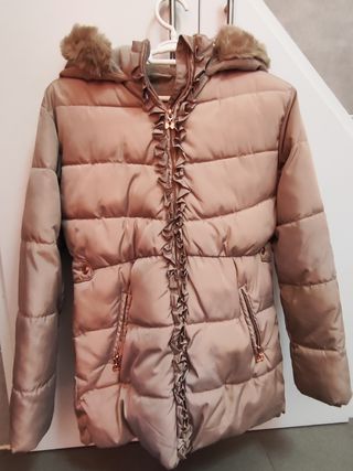 Cazadora/chaquetón/parca beige con volantes y pelo