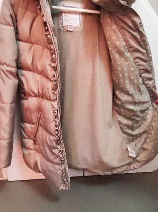 Cazadora/chaquetón/parca beige con volantes y pelo